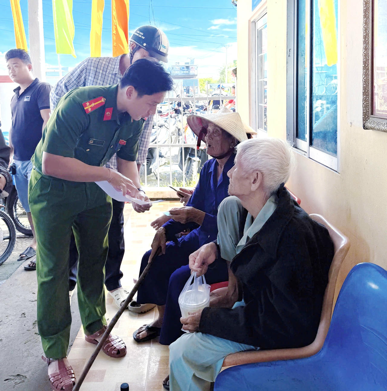 Cán bộ Công an xã Trần Phán tận tình hướng dẫn công dân thực hiện thủ tục nhận quà Tết Độc lập.