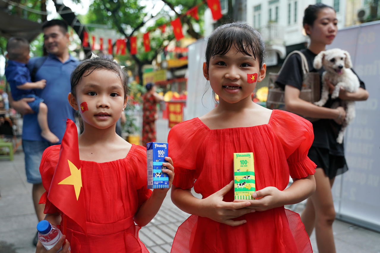 Em bé vui khoe hộp sữa Vinamilk vừa được nhận. Vinamilk luôn dành sự quan tâm đặc biệt đến trẻ em – mang đến nguồn dinh dưỡng chất lượng để các em lớn lên khỏe mạnh, vững vàng và đầy ước mơ. (Ảnh: Vi Nam)