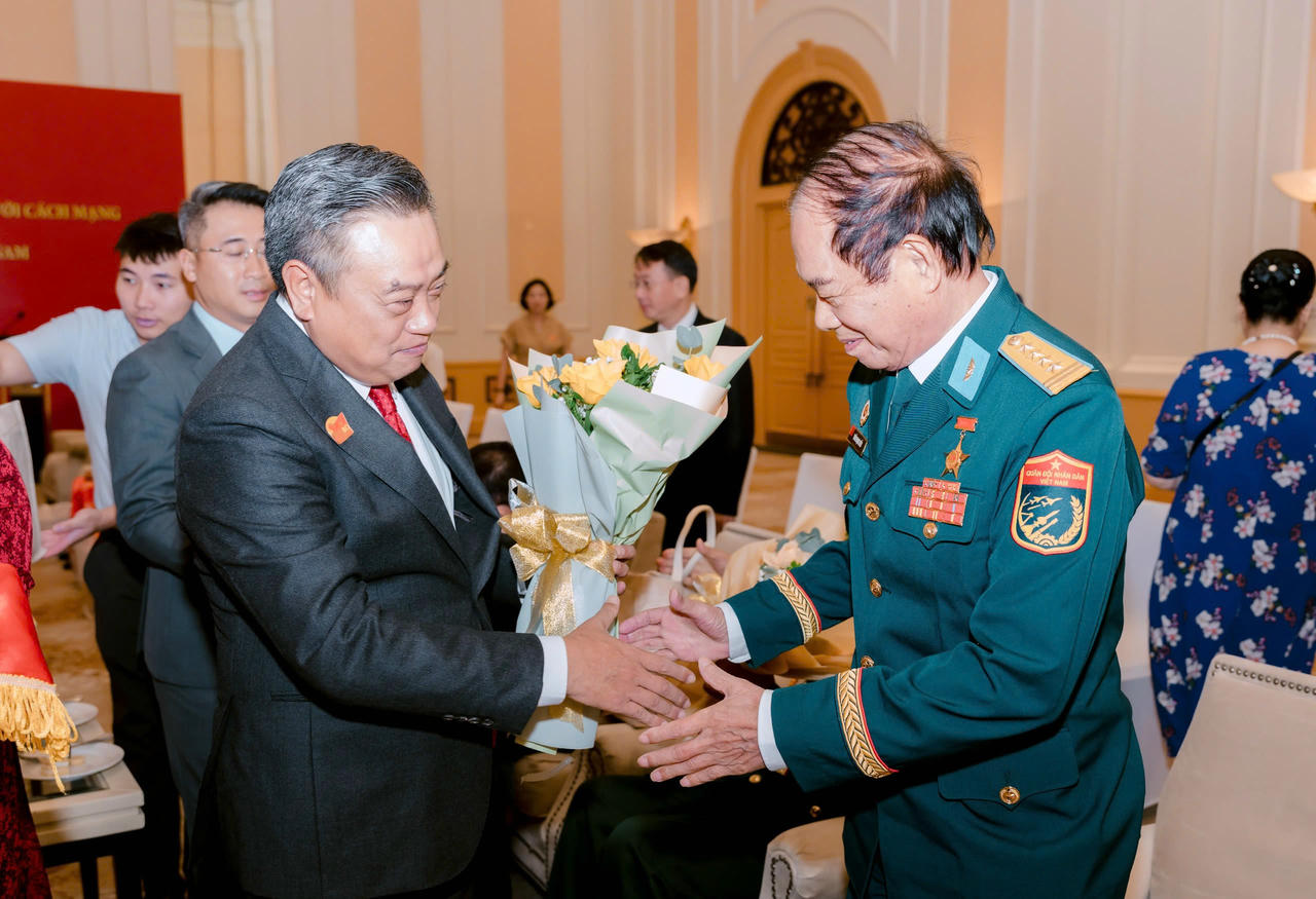 Lãnh đạo TP Hà Nội tặng hoa tri ân các đại biểu dự cuộc gặp.