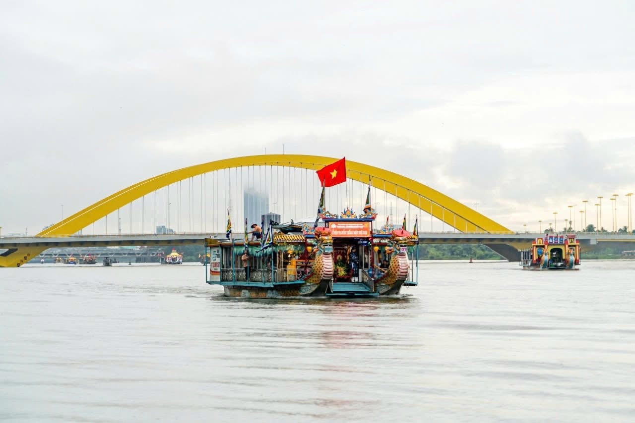 Điểm nhấn là đoàn rước Thánh bằng thuyền Rồng trên sông Hương.