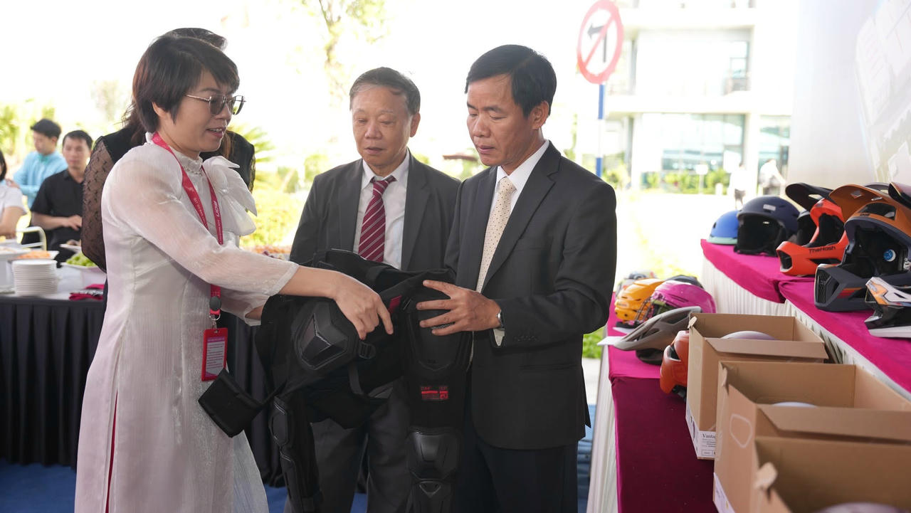 Chủ tịch UBND thành phố Nguyễn Văn Phương tham quan các sản phẩm của nhà máy.