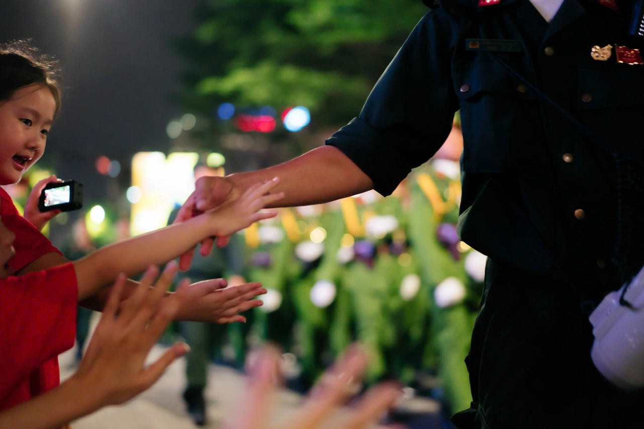 Cử chỉ thân tình ấy là lời động viên, tiếp sức của nhân dân tới lực lượng chức năng đang làm nhiệm vụ và và tới những chiến sĩ đang hăng hái bước đều trong khối diễu binh.