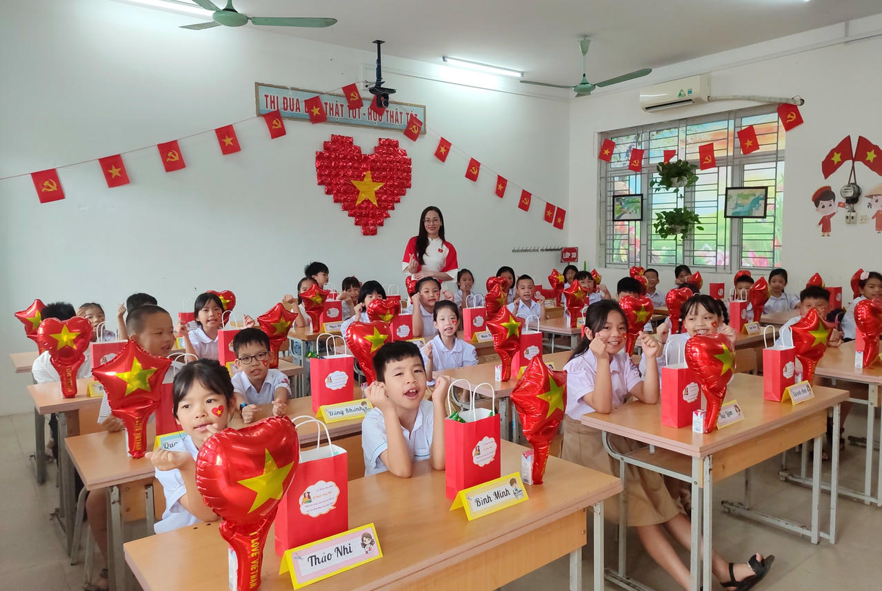 Cô trò Trường Tiểu học và Trung học cơ sở Hùng Thắng, phường Bãi Cháy, tỉnh Quảng Ninh tự hào, vui mừng đón Tết Độc lập trước thềm năm học mới