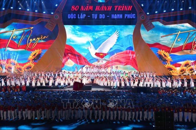 Đoàn kết dựng xây đất nước Việt Nam ngày càng hùng cường, thịnh vượng, tự do, hạnh phúc