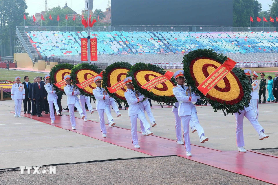 Lãnh đạo Đảng, Nhà nước đến đặt vòng hoa và vào Lăng viếng Chủ tịch Hồ Chí Minh. (Ảnh: An Đăng/TTXVN)