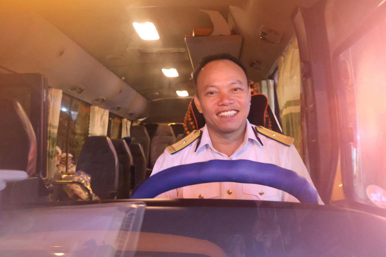 Thiếu tá Đới Văn Bình, cán bộ Trung tâm xử lý tin rađa - Bộ Tham mưu Hải quân, trong đội xe khối sĩ quan Hải quân. (Ảnh: Thanh Hà).