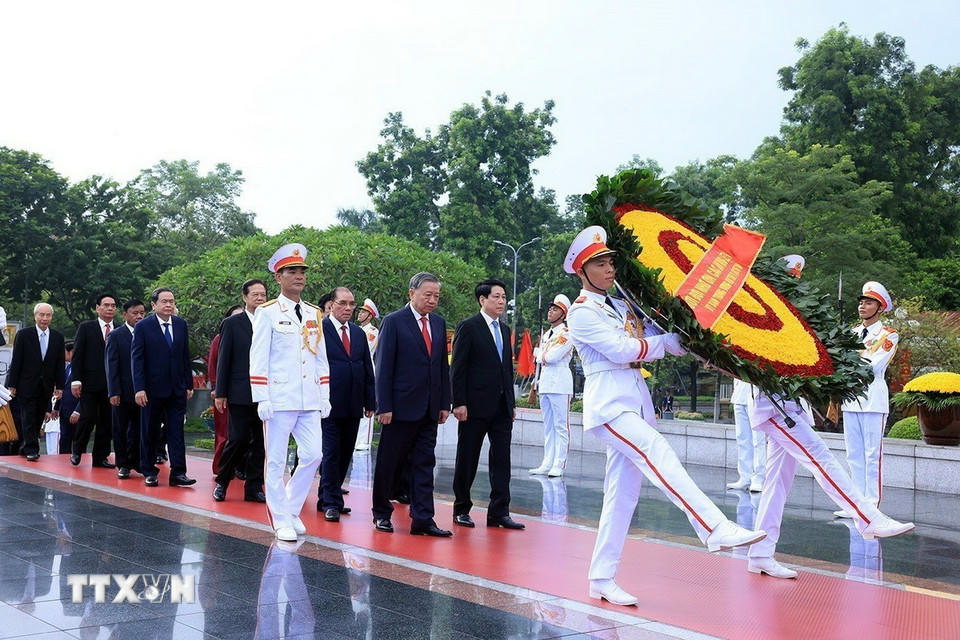 Lãnh đạo Đảng, Nhà nước đến đặt vòng hoa tại Đài tưởng niệm các Anh hùng liệt sỹ. (Ảnh: Tuấn Anh/TTXVN)