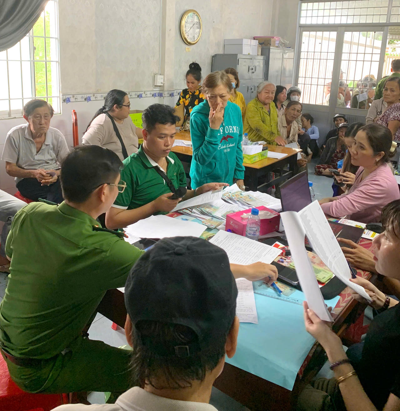 Cán bộ Công an phường Bạc Liêu đồng hành cùng người dân, trực tiếp trao quà Tết Độc lập do Chính phủ tặng nhân dịp Quốc khánh 2/9.