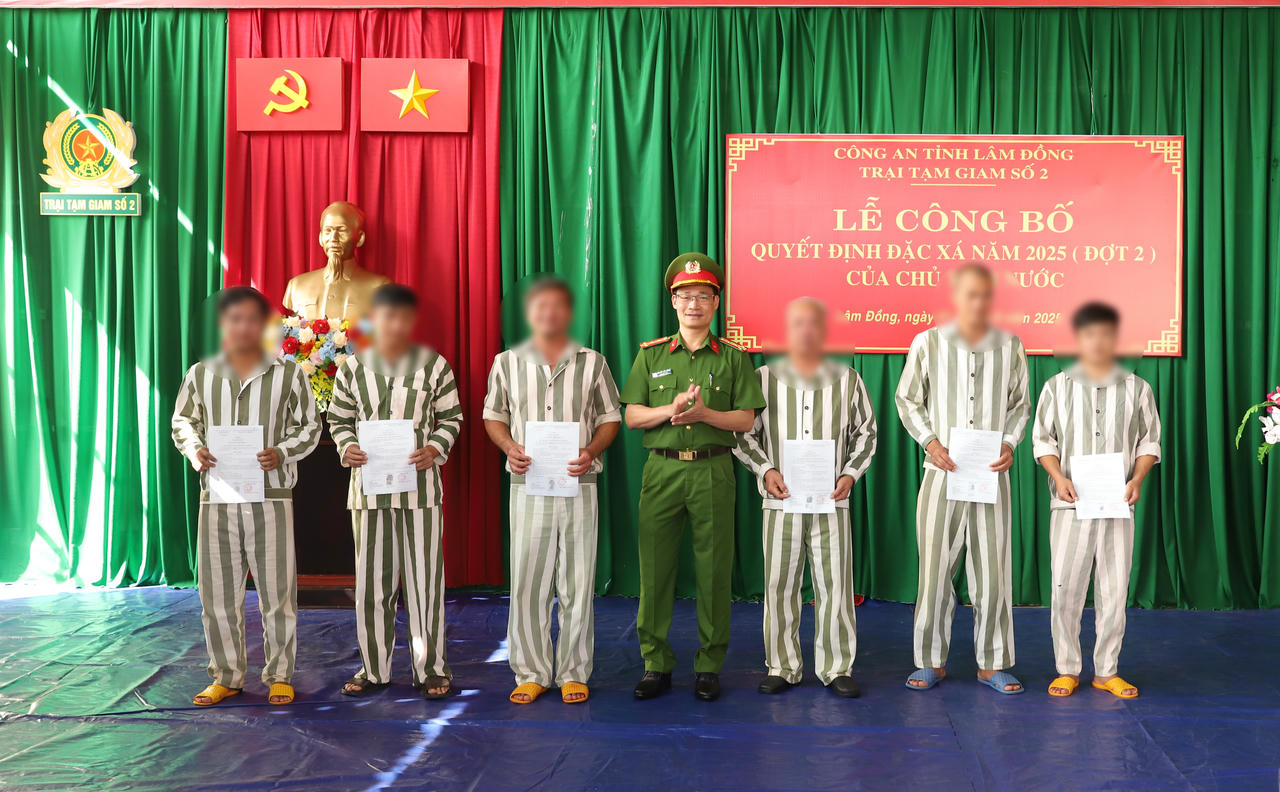Lãnh đạo Công an tỉnh Lâm Đồng trao quyết định cho 15 phạm nhân đủ điều kiện đặc xá tại Trại tạm giam số 2.