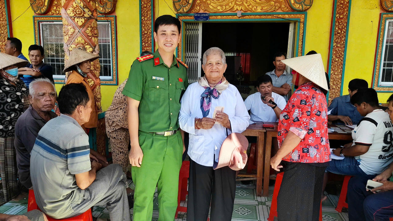 Người dân xã Phước Long phấn khởi khi được nhận phần quà 100.000 đồng từ Chính phủ nhân dịp Quốc khánh 2/9.