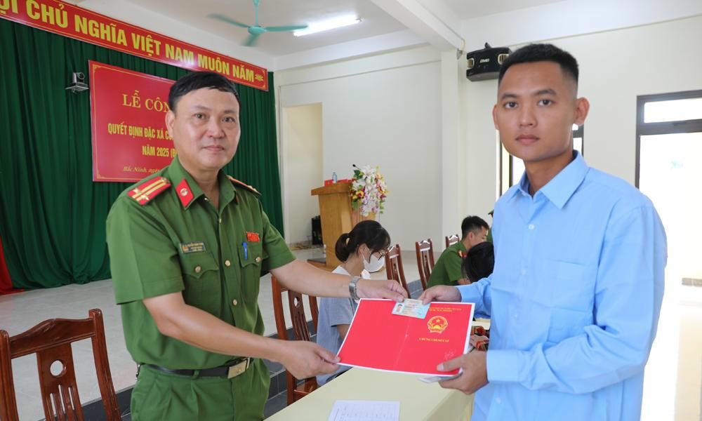 Cán bộ Trại tạm giam số 2 trao Căn cước công dân, Chứng chỉ sơ cấp nghề cho phạm nhân được đặc xá.