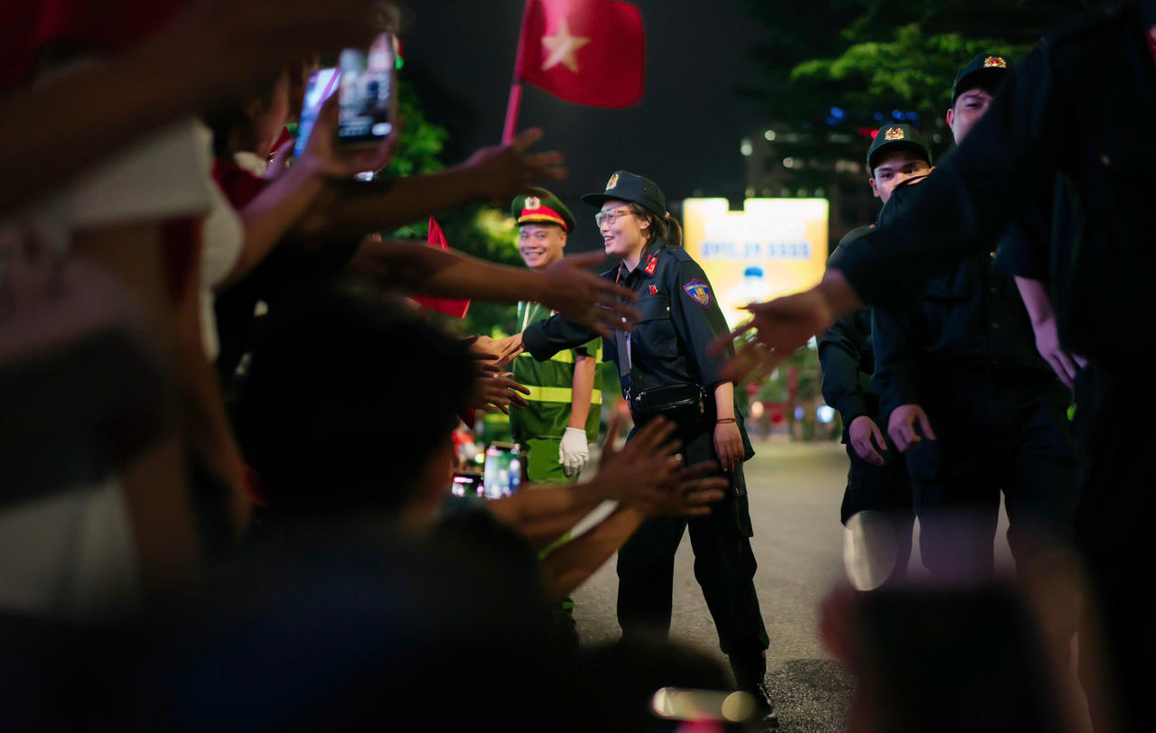 Hà Nội những ngày cuối tháng 8, đầu tháng 9 rợp sắc cờ hoa, rộn ràng trong niềm hân hoan kỷ niệm 80 năm Quốc khánh 2/9. Trên các tuyến phố trung tâm, từng đoàn diễu binh, diễu hành uy nghiêm tiến bước, tái hiện khí thế hào hùng của dân tộc. Xuyên suốt từ các buổi tổng hợp luyện, sơ duyệt đến tổng duyệt diễu binh - diễu hành, một trong những khoảnh khắc xúc động và để lại ấn tượng sâu đậm chính là những cái bắt tay thân tình của người dân với lực lượng chức năng, với các chiến sĩ tham gia khối diễu binh.