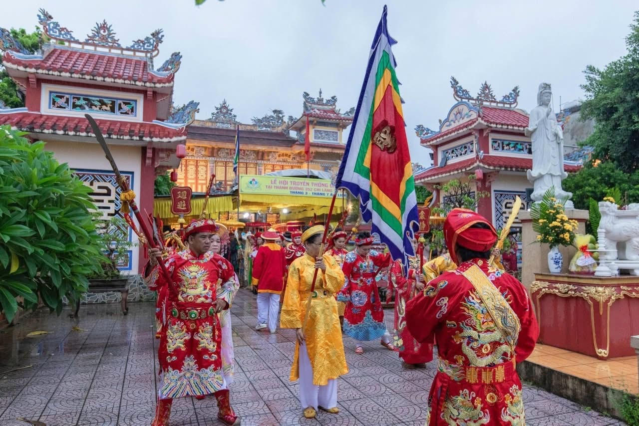 Lễ Hội Điện Huệ Nam (Điện Hòn Chén) thu hút đông đảo tín đồ của tín ngưỡng Thờ Mẫu.