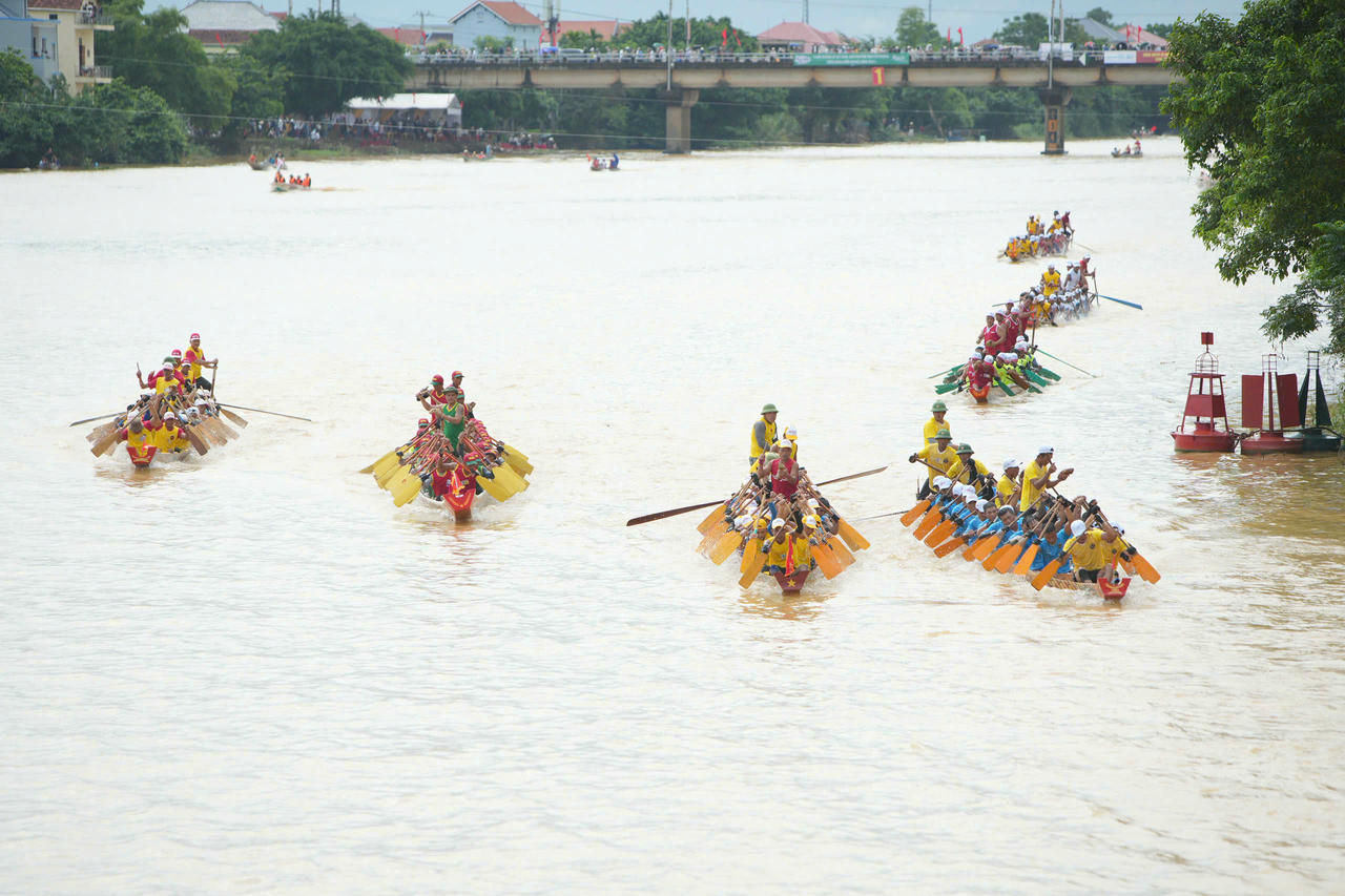 Những màn tranh tài sôi nổi của các thuyền bơi nam.