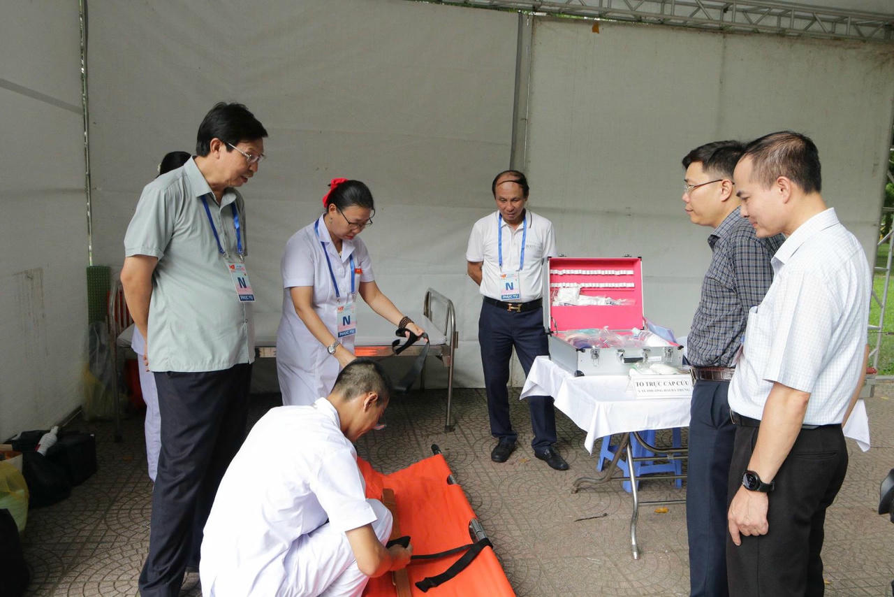 Lãnh đạo Sở Y tế Hà Nội kiểm tra tại điểm trực y tế trong sự kiện A80 (Ảnh: TTXVN)