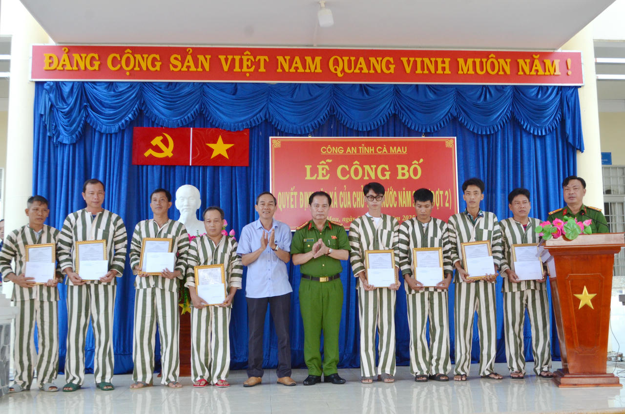 Đại tá Bùi Xuân Khởi – Phó Giám đốc Công an tỉnh, Thủ trưởng Cơ quan THAHS Cà Mau cùng lãnh đạo TAND tỉnh trao Giấy chứng nhận đặc xá cho các phạm nhân.