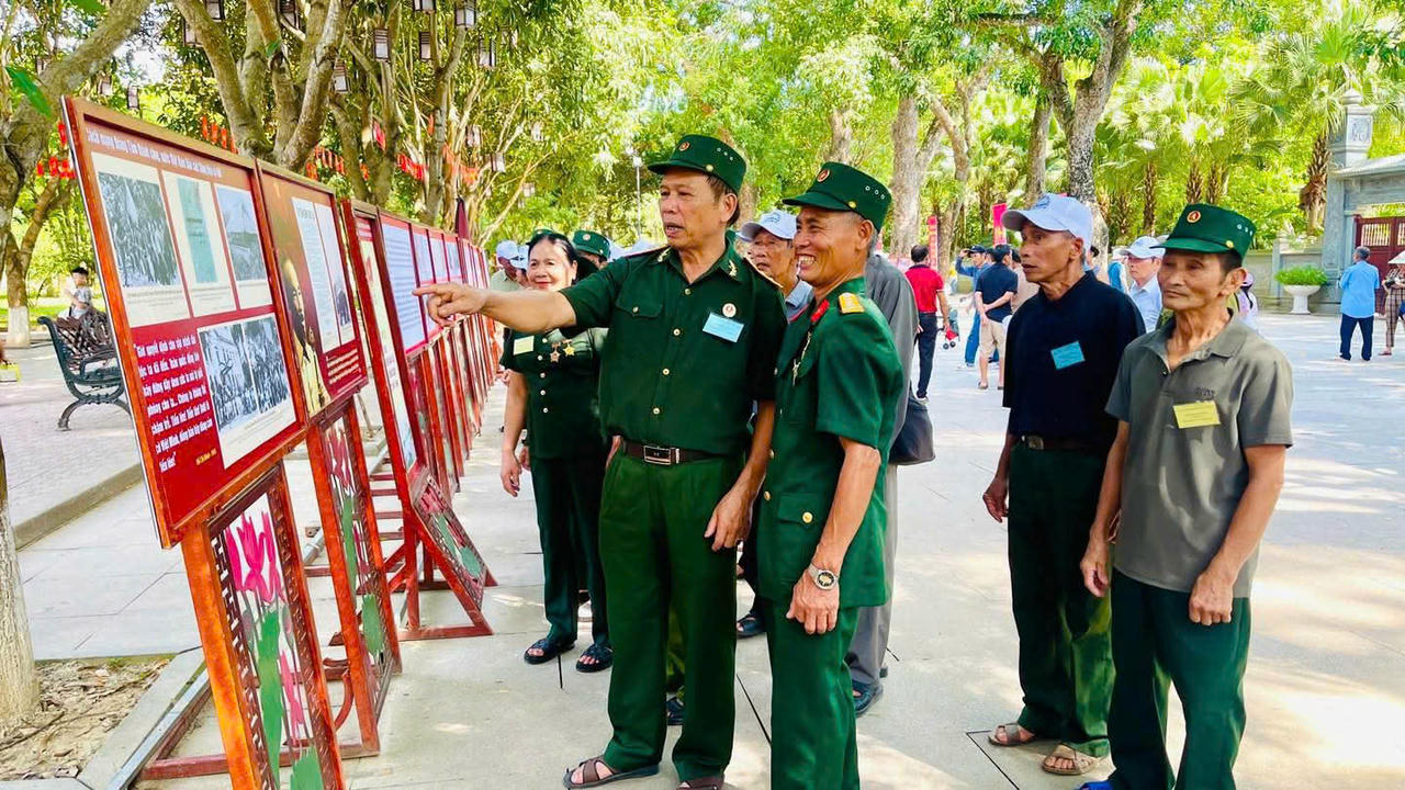 Ngay phía trước lối vào Khu di tích, Sở Văn hóa và Thể thao tỉnh Nghệ An đã tổ chức không gian trưng bày chuyên đề: “Việt Nam - 80 năm những trang sử vàng.”