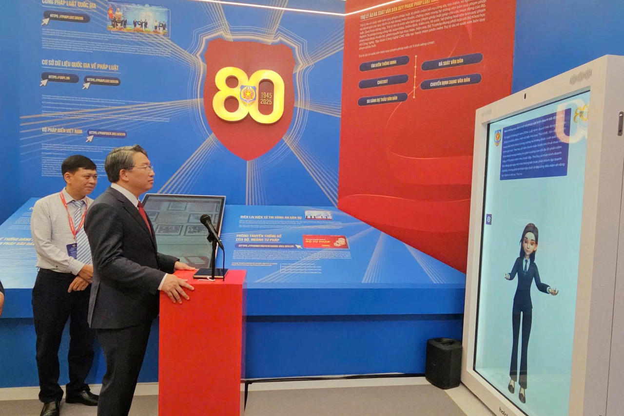 Bộ trưởng Bộ Tư pháp Nguyễn Hải Ninh trực tiếp trải nghiệm AI pháp luật bằng giọng nói 