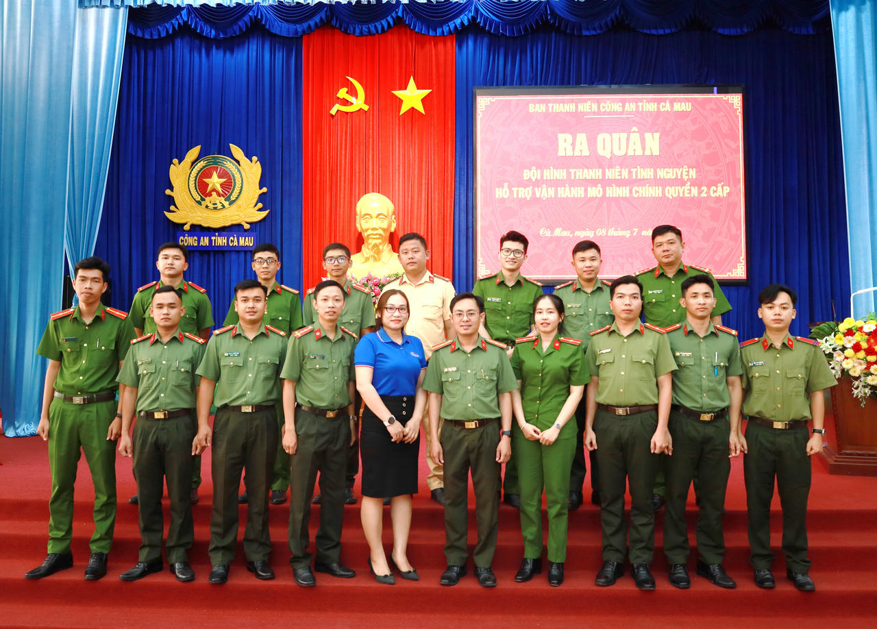 Đội hình thanh niên tình nguyện Công an Cà Mau ra quân hỗ trợ vận hành mô hình chính quyền hai cấp.