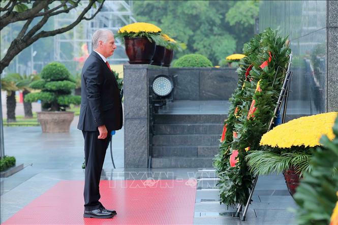 Đồng chí Miguel Díaz-Canel Bermúdez, Bí thư Thứ nhất Ban Chấp hành Trung ương Đảng Cộng sản Cuba, Chủ tịch nước Cộng hòa Cuba tưởng niệm Chủ tịch Hồ Chí Minh. Ảnh: An Đăng/TTXVN