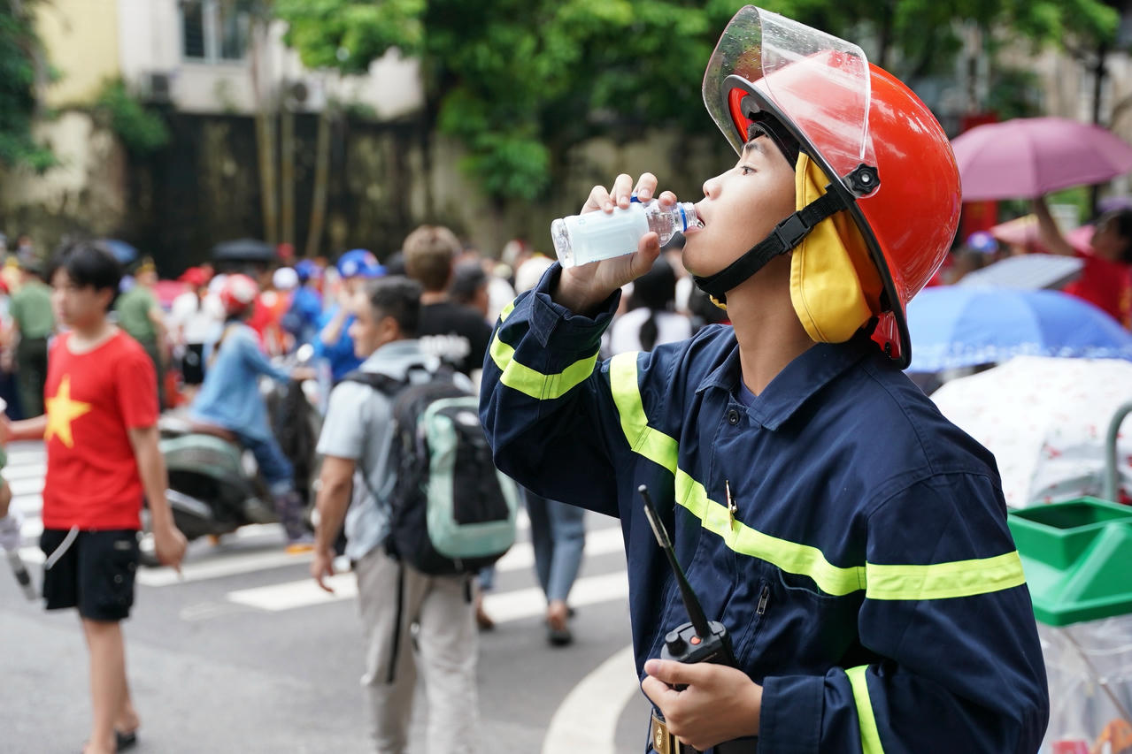 Tiếp nước giữa giờ làm nhiệm vụ. (Ảnh: Vi Nam)