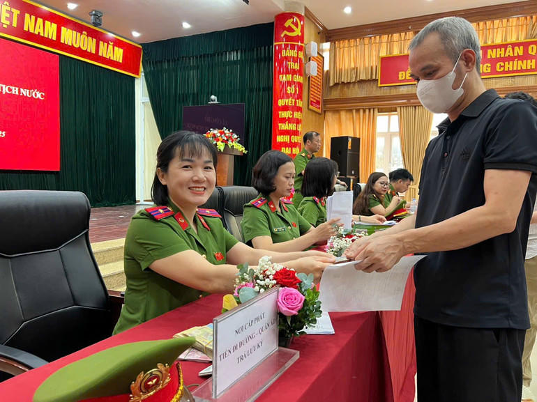 Thực hiện thủ tục cho người được đặc xá. Ảnh: CATP