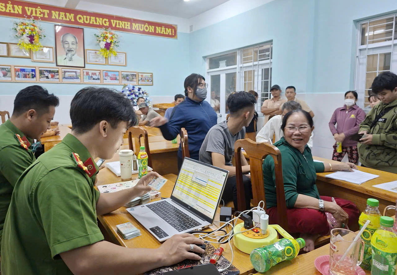 Cán bộ Công an phường Vĩnh Trạch tận tụy đồng hành cùng người dân đến tận đêm khuya, trực tiếp trao quà và hướng dẫn công dân nhận quà Tết Độc lập qua ứng dụng VNeID.