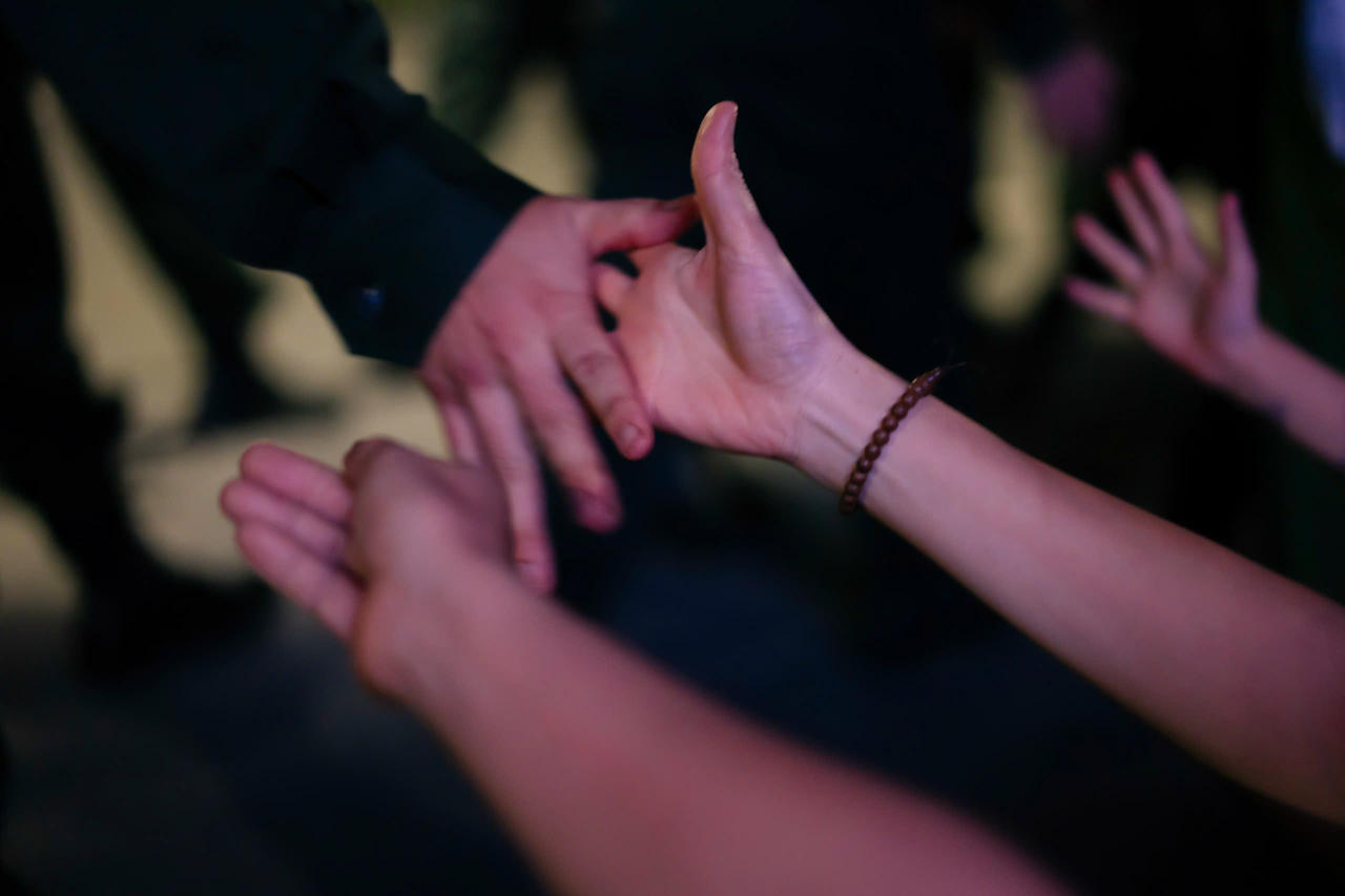 Những cái bắt tay, chạm tay chỉ diễn ra trong khoảnh khắc chóng vánh, nhưng lại để lại dư âm sâu lắng.