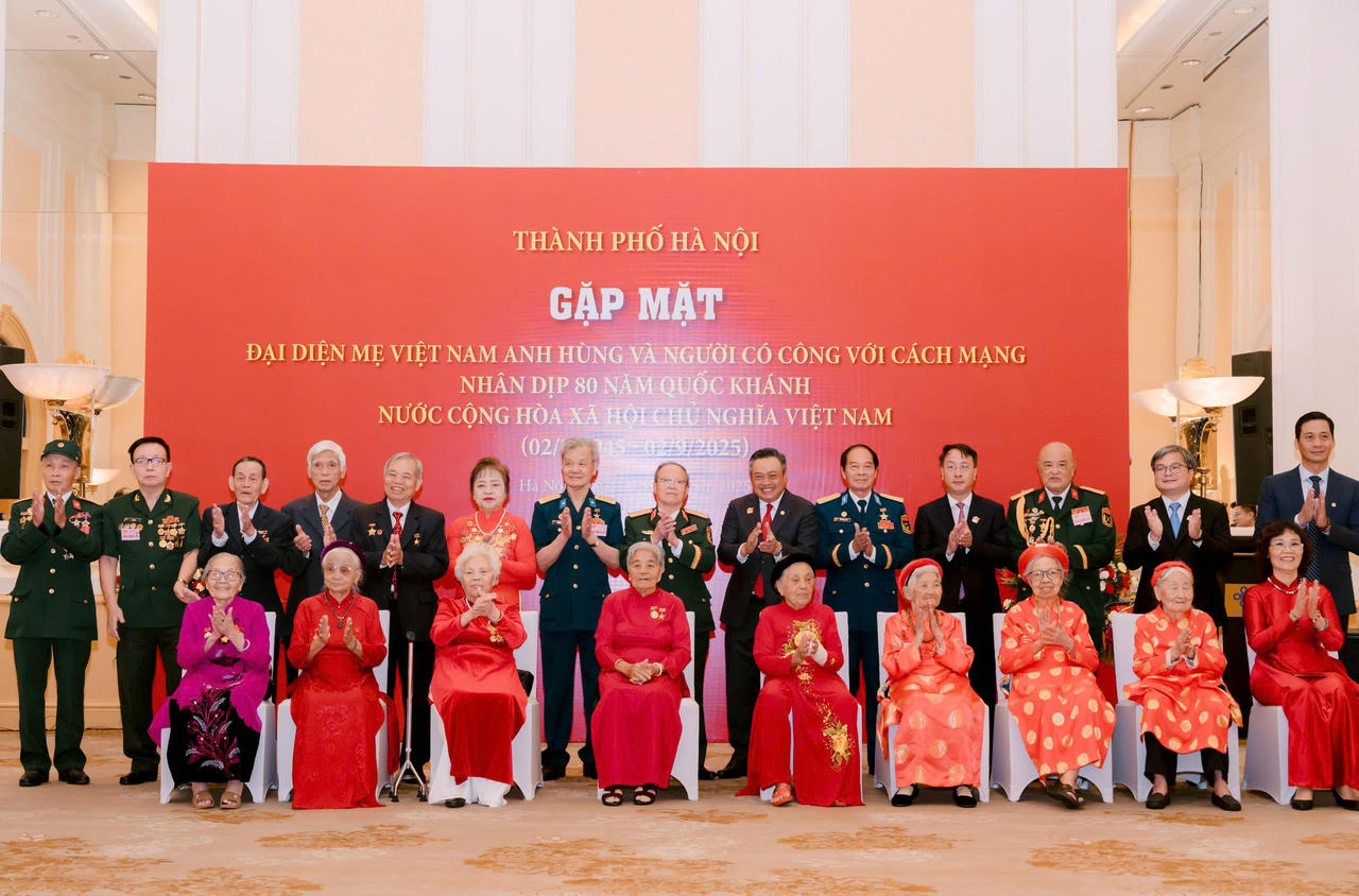 Lãnh đạo TP Hà Nội chụp ảnh lưu niệm cùng các Mẹ Việt Nam Anh hùng, Người có công với cách mạng dự cuộc gặp.