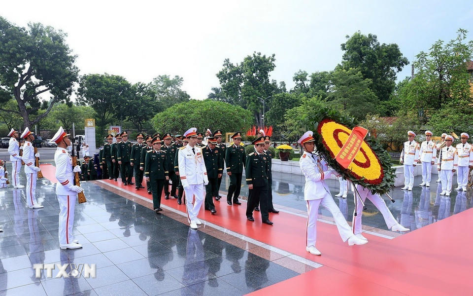 Đoàn đại biểu Quân ủy Trung ương - Bộ Quốc phòng đến đặt vòng hoa tại Đài tưởng niệm các Anh hùng liệt sỹ. (Ảnh: Tuấn Anh/TTXVN)