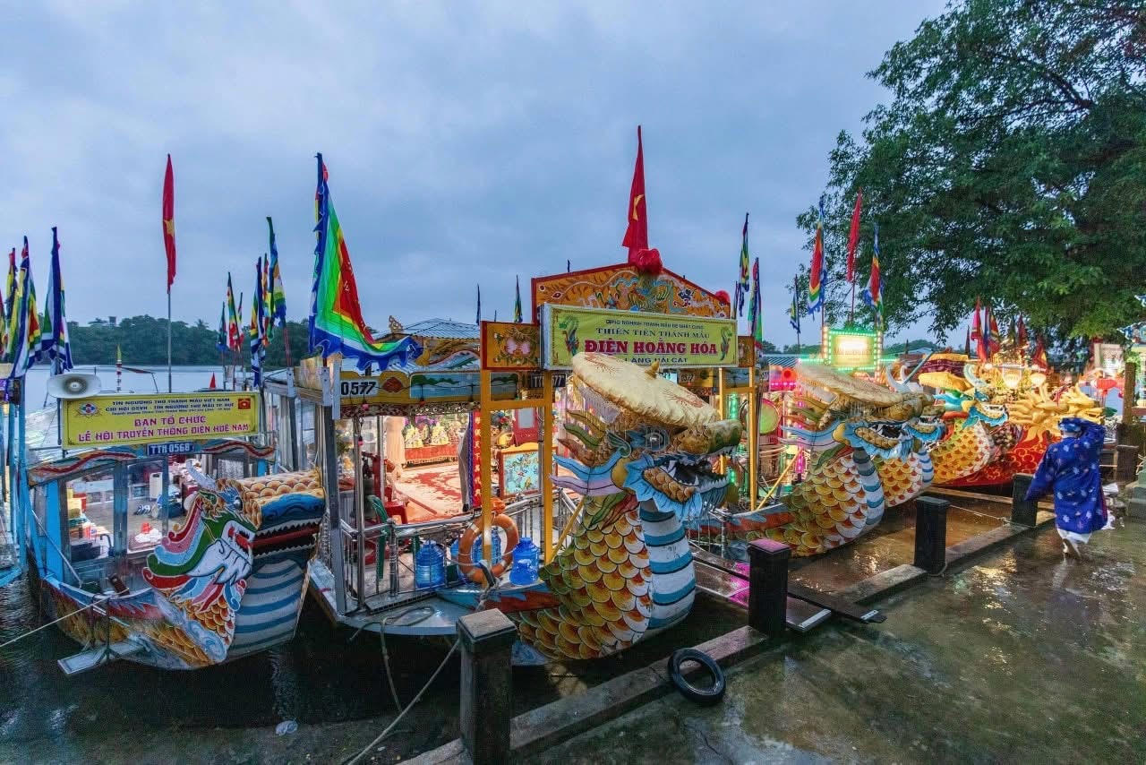 Đoàn cung nghinh bằng đường sông từ 352 Chi Lăng đến Điện Huệ Nam.