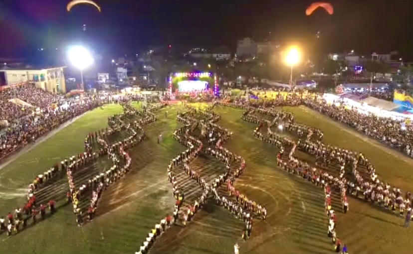 Màn múa xòe đoàn kết có sự tham gia của gần 3.000 nghệ nhân, diễn viên, học sinh trên địa bàn.