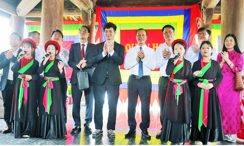 Lãnh đạo tỉnh Bắc Ninh cùng 200 quan khách hưởng thức dân ca quan họ do các cháu thiếu nhi trình diễn tại Thủy đình Đền Đô. 
