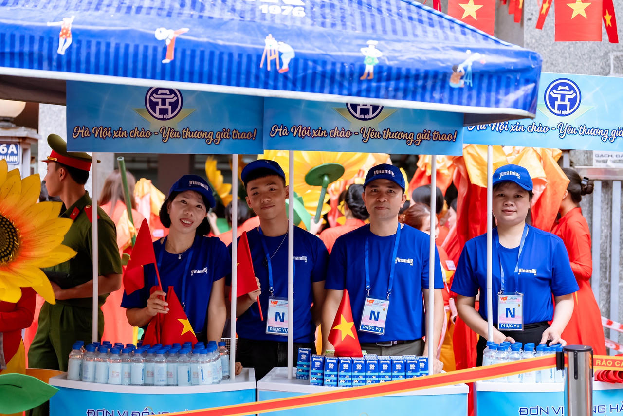 15 điểm tiếp ứng các sản phẩm dinh dưỡng của Vinamilk được triển khai dọc các tuyến đường trọng điểm khá thuận tiện để phục vụ lực lượng làm nhiệm vụ và người dân tham gia cổ vũ. Hòa cùng niềm vui của nhân dân cả nước, vinh dự được nhận nhiệm vụ, đội ngũ tiếp sức dinh dưỡng của Vinamilk luôn vui tươi với tinh thần sẵn sàng phục vụ. (Ảnh: Vi Nam)