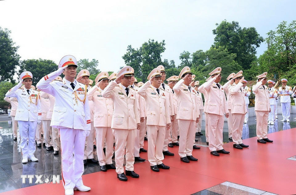 Đoàn đại biểu Đảng uỷ Công an Trung ương - Bộ Công an tưởng niệm các Anh hùng liệt sỹ. (Ảnh: Tuấn Anh/TTXVN)