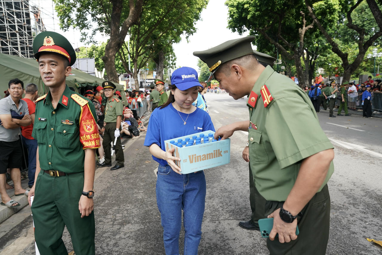 Những ngày vô cùng bận rộn nhưng cả chiến sĩ an ninh tham gia nhiệm vụ và nhân viên tiếp sức của Vinamilk đều được tái tạo năng lượng rất nhanh nhờ những sản phẩm dinh dưỡng của Vinamilk. (Ảnh: Vi Nam)