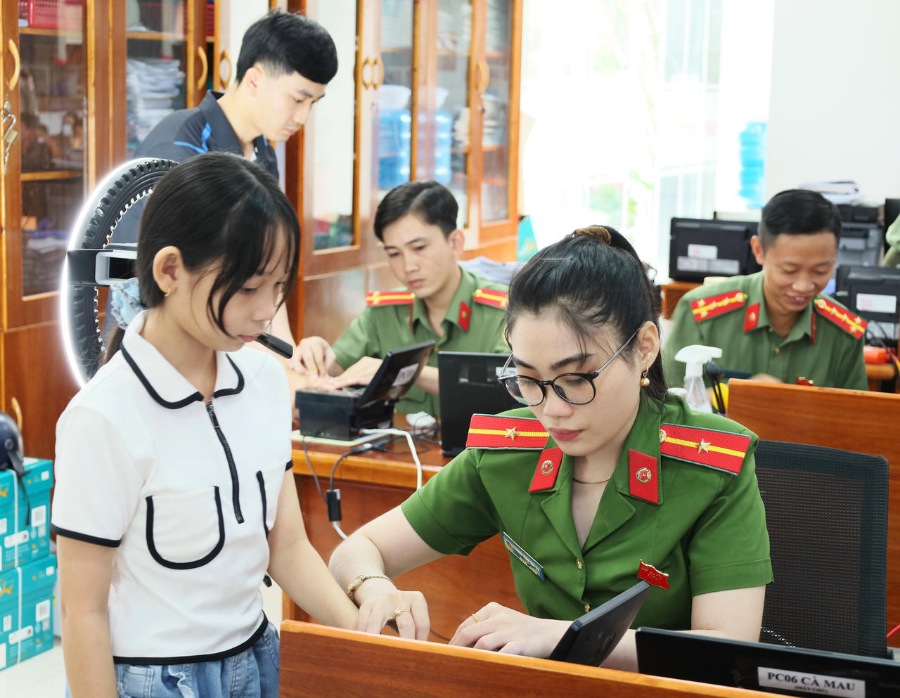 Thanh niên tình nguyện đồng hành cùng người dân trong thủ tục cấp thẻ Căn cước công dân.