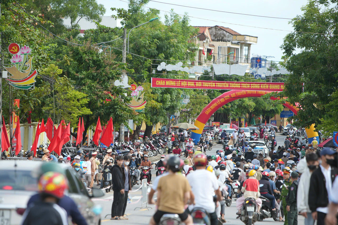 Dòng người tấp nập đổ về bến bên bến sông từ sáng sớm để theo dõi lễ hội đua thuyền truyền thống trên sông Kiến Giang mừng Tết Độc lập.