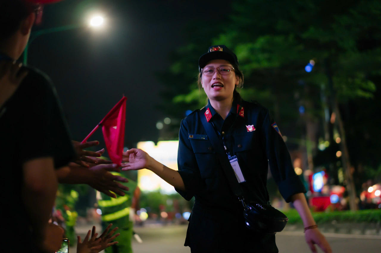 Giữa dòng người nô nức, khoảnh khắc ấy như một điểm nhấn đẹp, gợi nhắc về mối quan hệ gắn bó keo sơn giữa nhân dân và các lực lượng quân đội, công an...