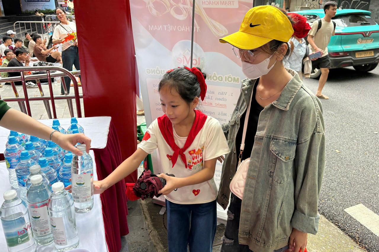  Người dân được hỗ trợ nước uống, quạt mát, chỗ ngồi… để tham gia trọn vẹn các hoạt động diễu binh, diễu hành đông người ngoài trời.