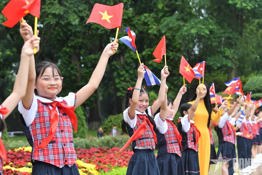 Các cháu thiếu nhi vẫy cờ chào đón Bí thư thứ nhất, Chủ tịch nước Cộng hòa Cuba Miguel Díaz-Canel Bermúdez.
