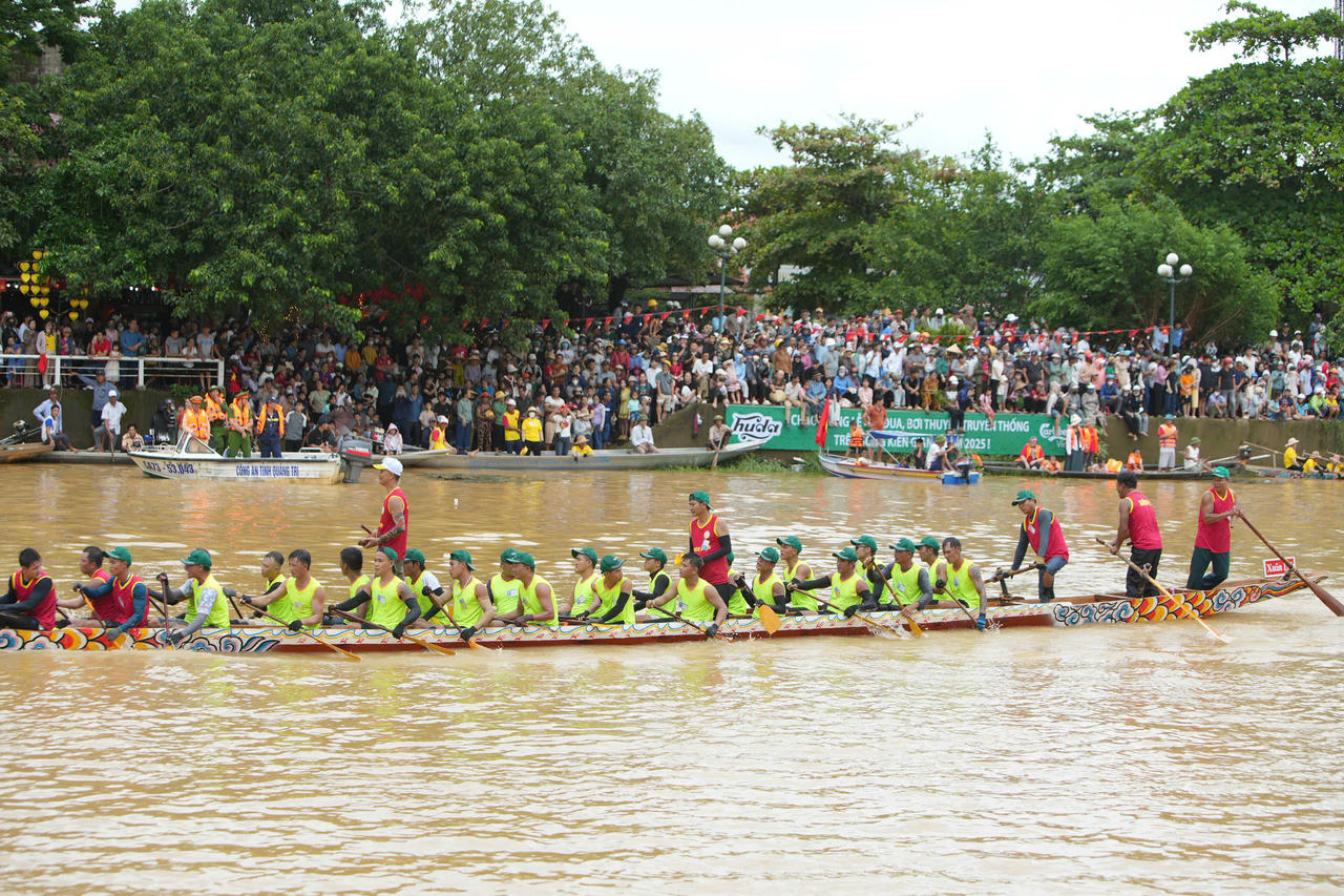 Hàng nghìn người hào hứng xem đua thuyền bên dòng Kiến Giang.