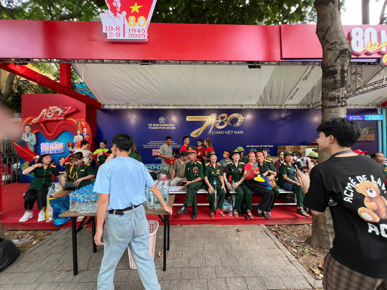 Các Trạm khách là điểm dừng chân thân thiện, giúp người dân có không gian nghỉ ngơi, được hỗ trợ nước uống, quạt mát, chỗ ngồi… để tham gia trọn vẹn các hoạt động diễu binh, diễu hành đông người ngoài trời.