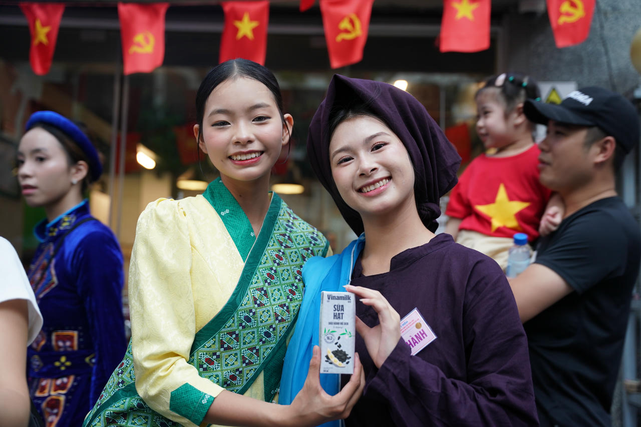 Những sản phẩm dinh dưỡng của Vinamilk góp phần mang đến những nụ cười cho các cô gái trẻ đại diện cho các dân tộc ở Việt Nam tham gia diễu hành. (Ảnh: Vi Nam)