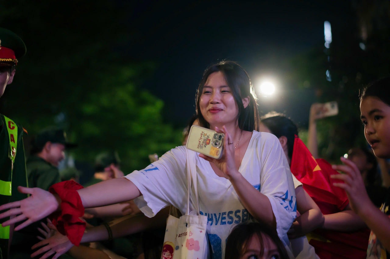 Những ánh mắt trao nhau, những nụ cười rạng rỡ trên phố càng làm cho bầu không khí ngày lễ thêm rộn ràng.