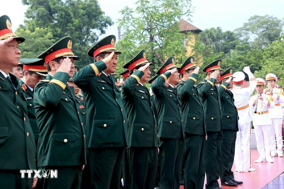 Đoàn đại biểu Quân ủy Trung ương - Bộ Quốc phòng tưởng niệm các Anh hùng liệt sỹ. (Ảnh: Tuấn Anh/TTXVN)