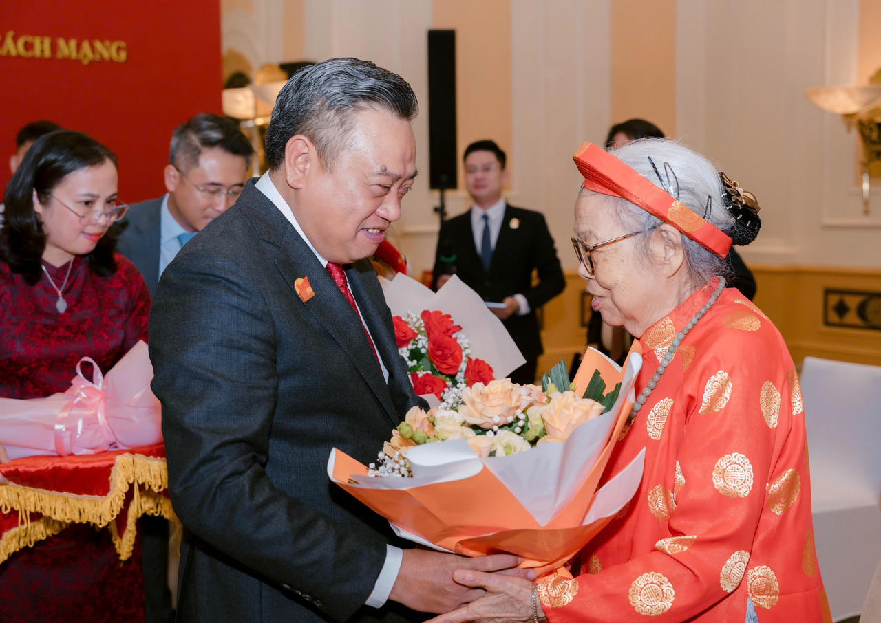 Lãnh đạo TP Hà Nội tặng hoa tri ân các Mẹ Việt Nam Anh hùng.