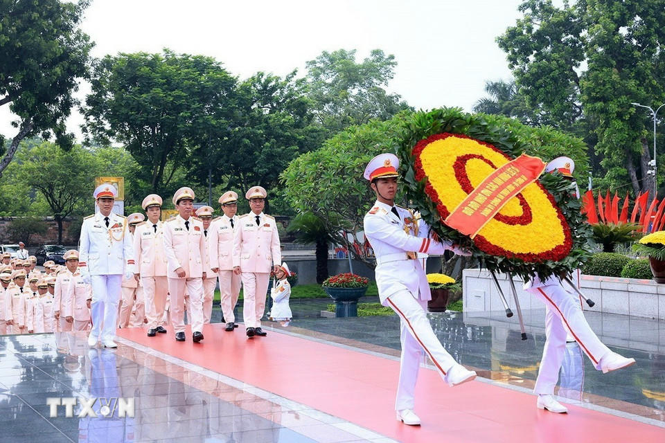 Đoàn đại biểu Đảng ủy Công an Trung ương - Bộ Công an đến đặt vòng hoa tại Đài tưởng niệm các Anh hùng liệt sỹ. (Ảnh: Tuấn Anh/TTXVN)