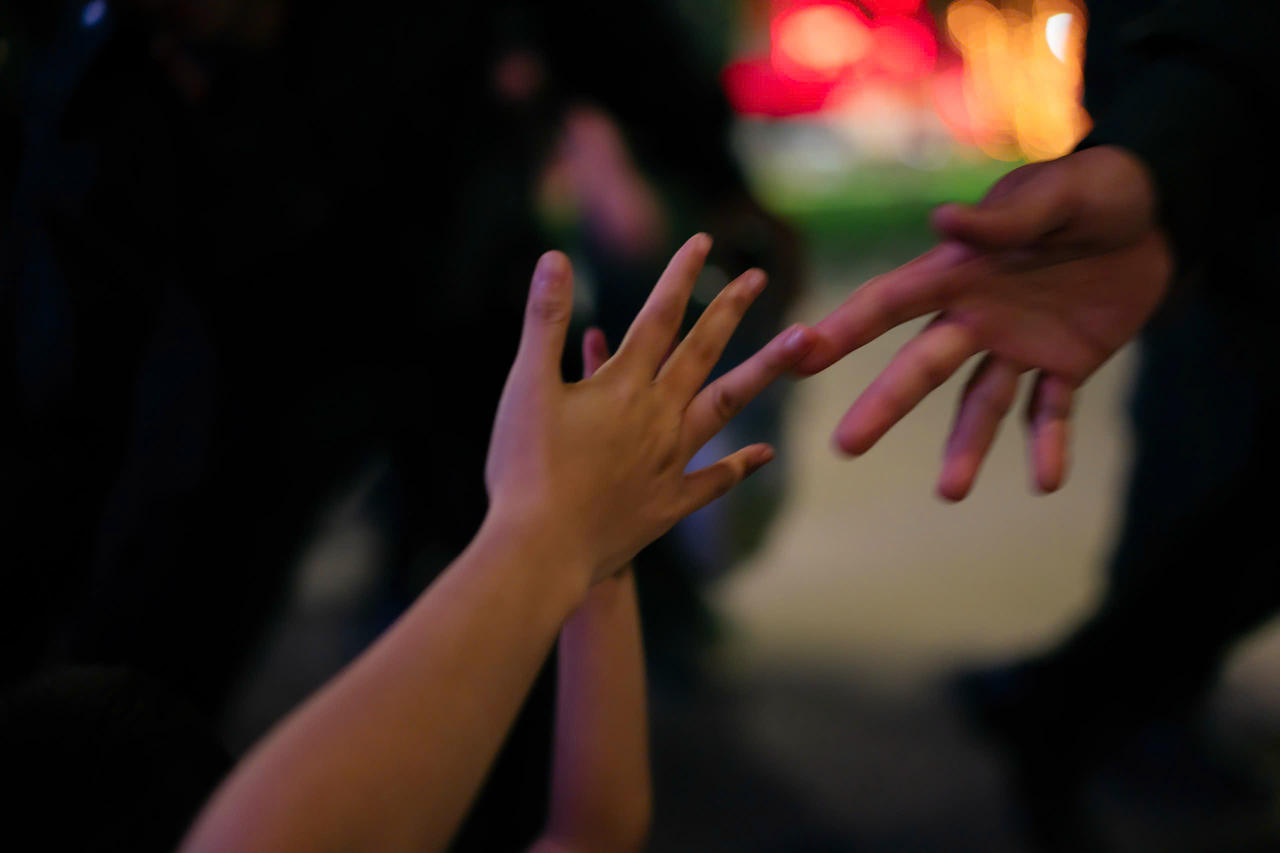 Không chỉ dừng lại ở đó, nó còn thể hiện tình cảm gắn bó, niềm tin và sự tri ân của nhân dân đối với lực lượng giữ gìn trật tự, an toàn trong ngày lễ trọng đại của đất nước.