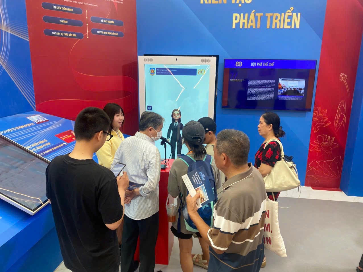 Người dân thăm quan gian trưng bày của Bộ Tư pháp và trải nghiệm AI pháp luật